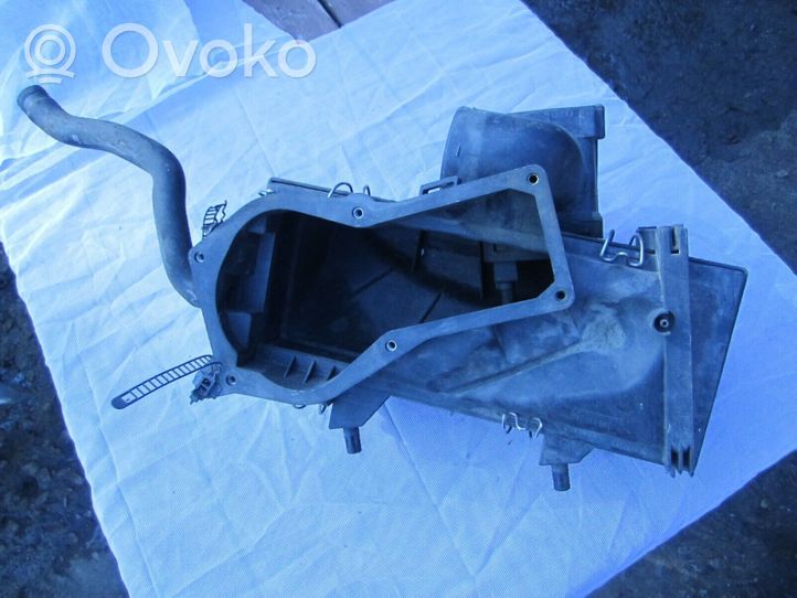 Audi 80 90 B2 Oro filtro dėžė 048133837A