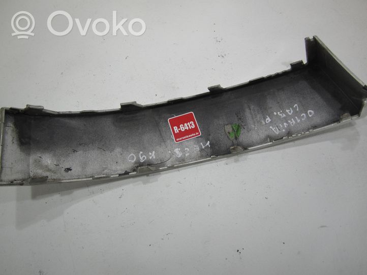 Skoda Octavia Mk2 (1Z) Rivestimento modanatura del faro posteriore 1Z5813346