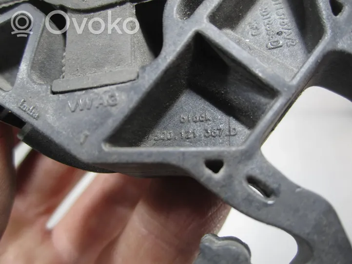 Volkswagen PASSAT B8 Staffa di montaggio del radiatore 5Q0121367D