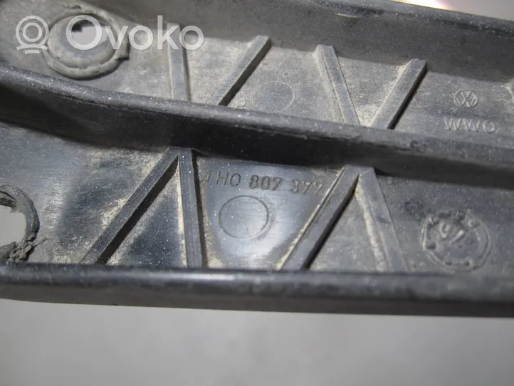 Volkswagen Golf III Support de pare-chocs arrière 1H0807377