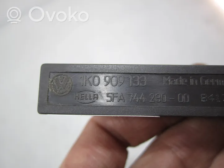 Volkswagen PASSAT B7 Beraktės sistemos KESSY (keyless) valdymo blokas/ modulis 1K0909133