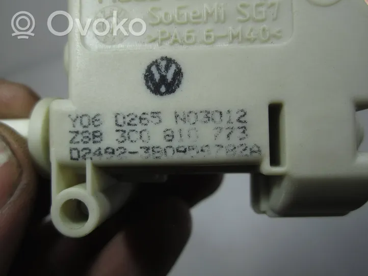 Volkswagen PASSAT B6 Motorino della chiusura centralizzata 3C0810773