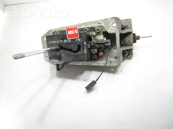 Audi 80 90 S2 B4 Gear selector/shifter (interior) 8A1713109