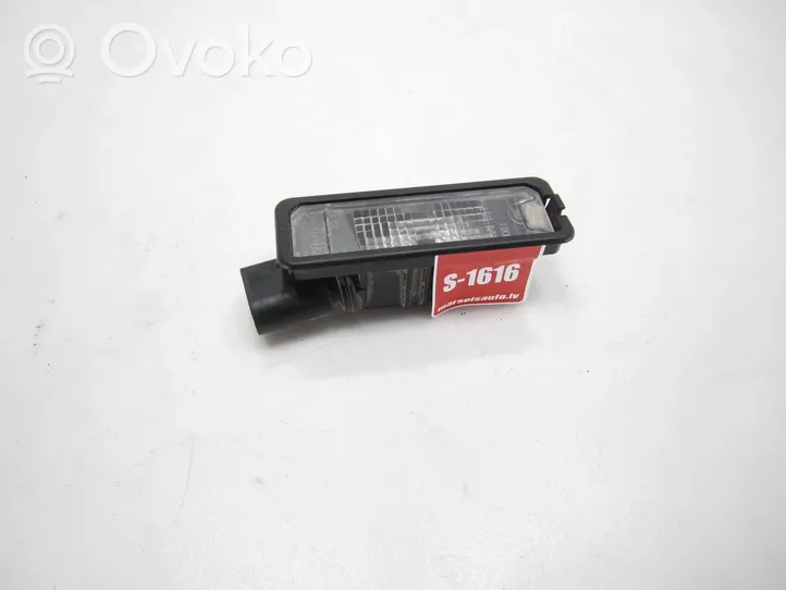 Volkswagen Golf VII Lampa oświetlenia tylnej tablicy rejestracyjnej 1K8943021