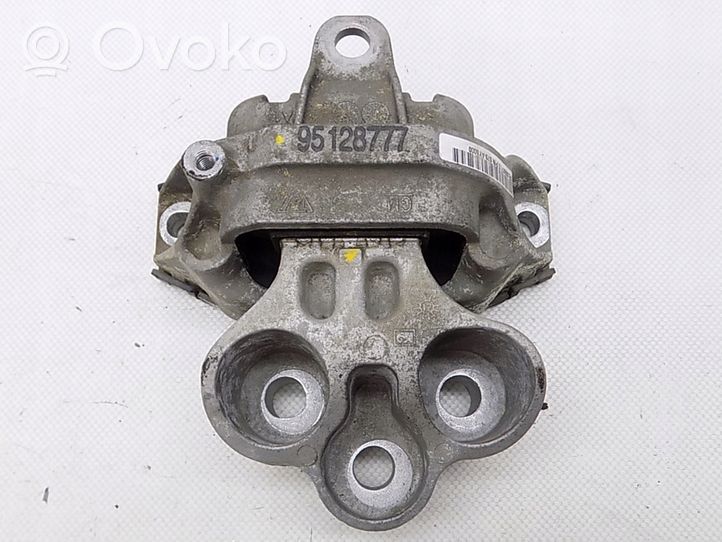 Opel Mokka Wspornik / Mocowanie silnika 95128777