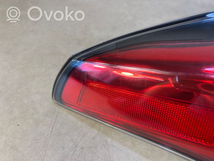 Toyota RAV 4 (XA40) Lampa tylna 81560-42200