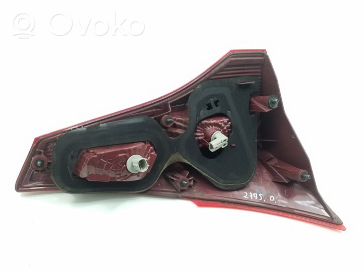 Toyota RAV 4 (XA40) Lampy tylnej klapy bagażnika 8158142050