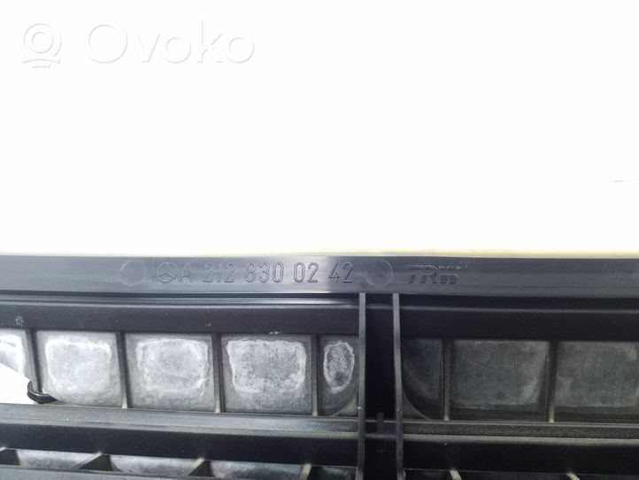 Mercedes-Benz CLS C218 X218 Grill / Wlot powietrza błotnika przedniego A2128300242