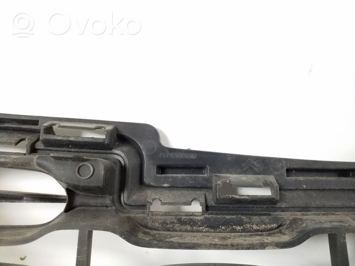 Citroen DS4 Etupuskurin alempi jäähdytinsäleikkö 9688186177