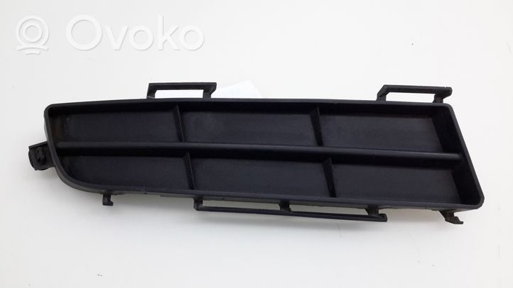 Toyota Avensis Verso Etupuskurin alempi jäähdytinsäleikkö 5311244070