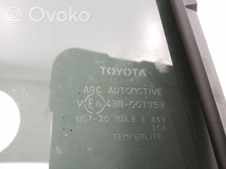 Toyota RAV 4 (XA40) Takakulmaikkunan ikkunalasi 6812342140