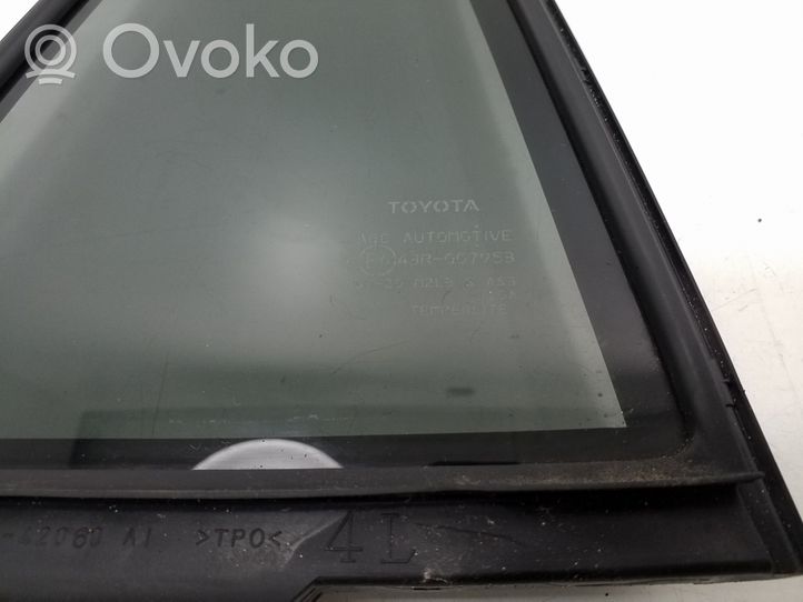 Toyota RAV 4 (XA40) Takakulmaikkunan ikkunalasi 6812442150