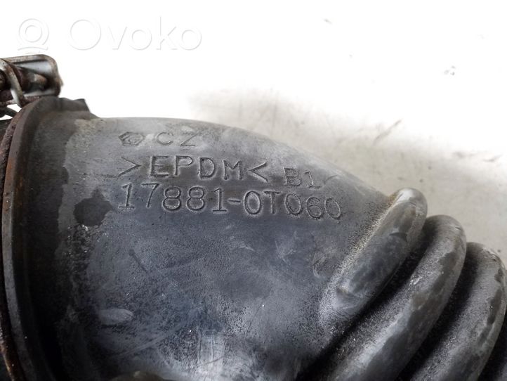 Toyota Auris 150 Część rury dolotu powietrza 17881-0T060