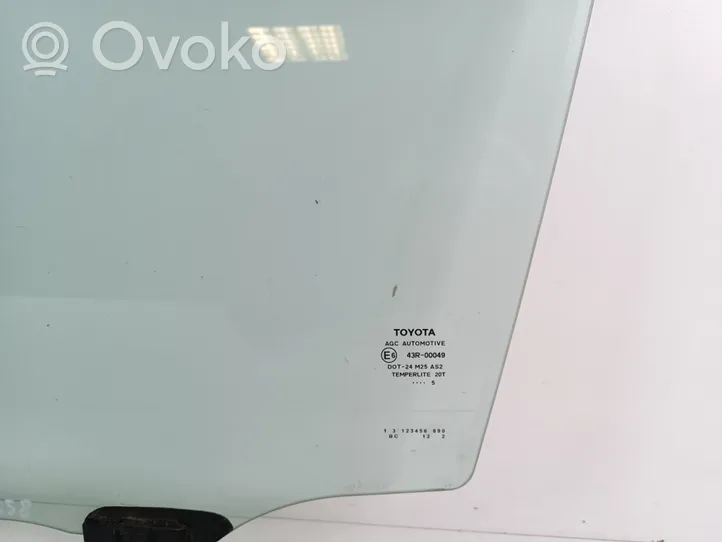 Toyota Auris E180 Vetro del finestrino della portiera anteriore - quattro porte 68102-02360