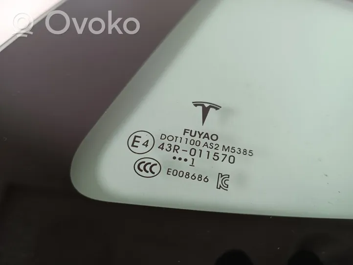 Tesla Model 3 Заднее боковое стекло кузова 1514978