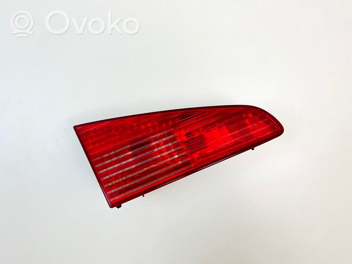 Peugeot 607 Lampy tylnej klapy bagażnika 2543G