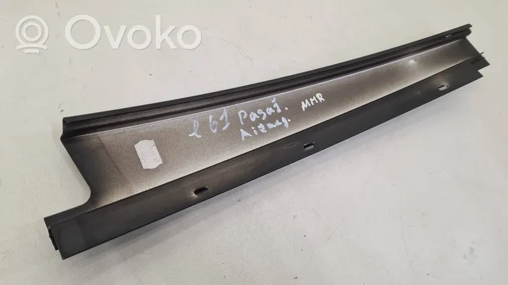 BMW 5 E60 E61 Rivestimento modanatura del vetro della portiera posteriore 7033812