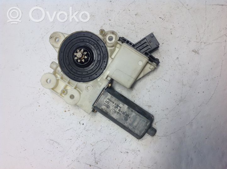 Toyota Avensis T250 Motorino alzacristalli della portiera anteriore 0130822031