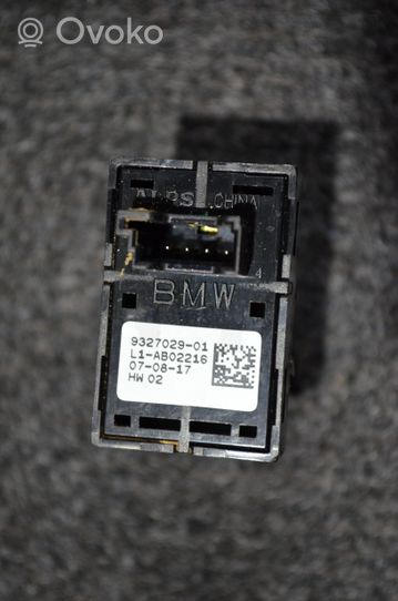 BMW 5 G30 G31 Przełącznik / Przycisk otwierania klapy bagażnika 9327029