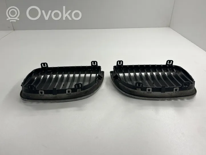 BMW 1 E81 E87 Maskownica / Grill / Atrapa górna chłodnicy 7128613