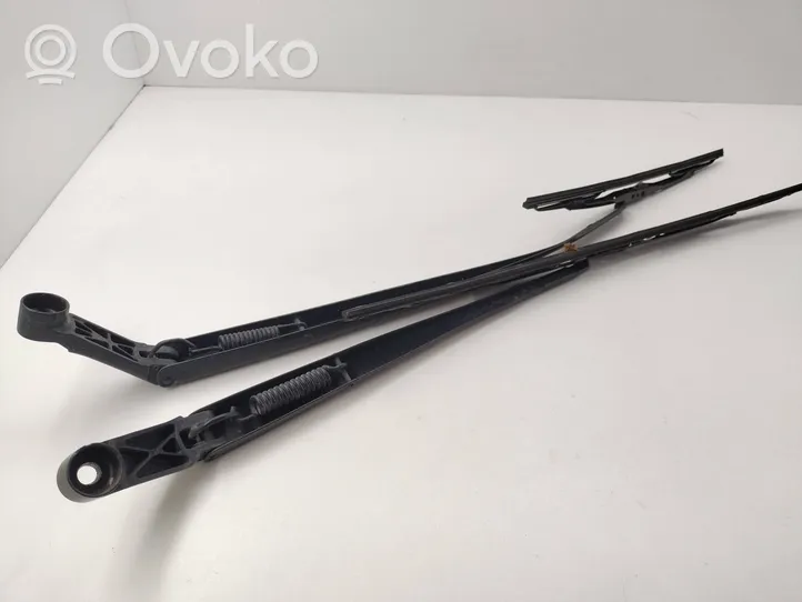 Toyota Verso Front wiper blade arm 