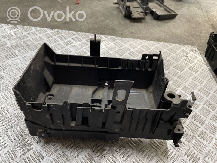 Opel Astra J Support boîte de batterie 13308434