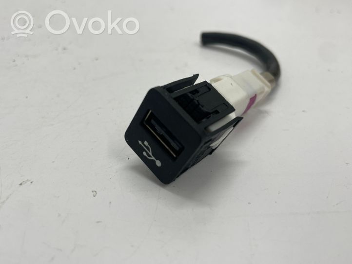 BMW 3 G20 G21 Connettore plug in USB 745580