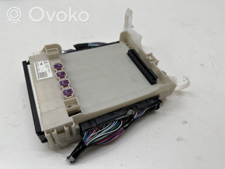 Toyota Camry VIII XV70  Module de fusibles 8273033Q31