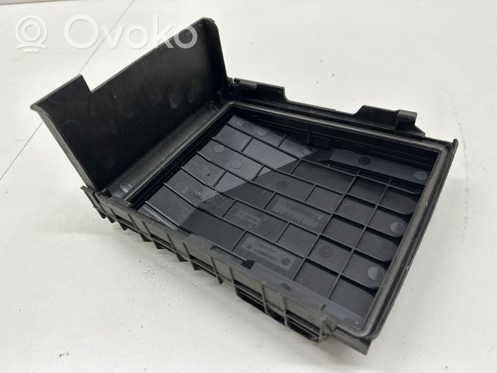 Volkswagen PASSAT B7 Fuse box cover 1K0937132F