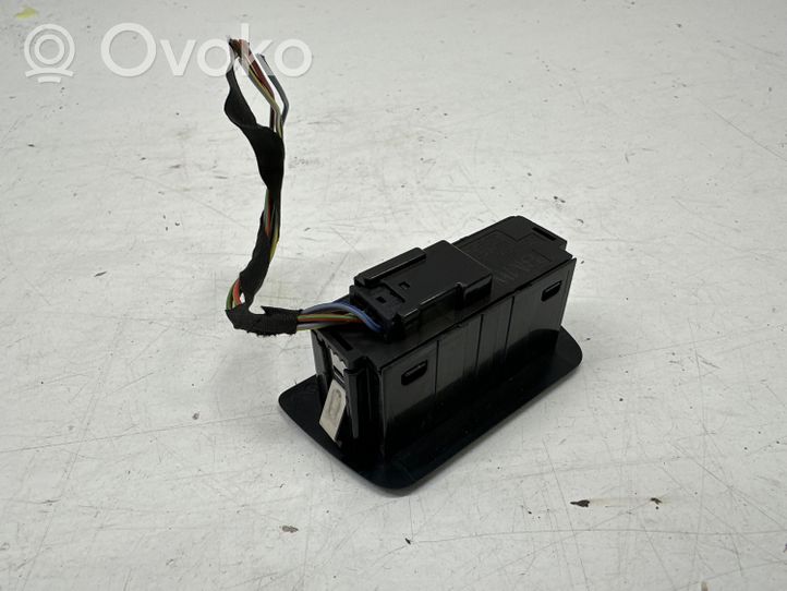 BMW X7 G07 Przełącznik / Przycisk otwierania klapy tylnej / bagażnika 5A64C2501