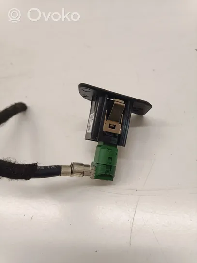 Audi Q2 - USB socket connector 81C035726