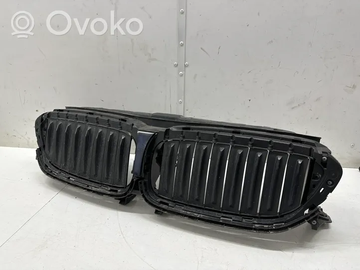 BMW 5 G30 G31 Etupuskurin ylempi jäähdytinsäleikkö 7497279