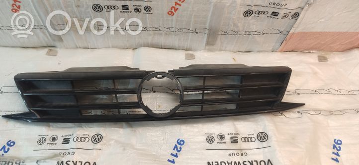 Volkswagen Jetta VI Maskownica / Grill / Atrapa górna chłodnicy 