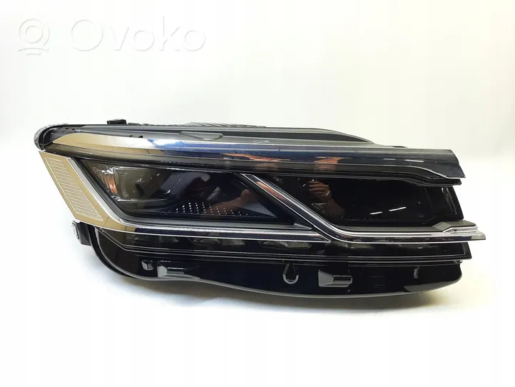 Volkswagen Touareg III Lampa przednia 761941081