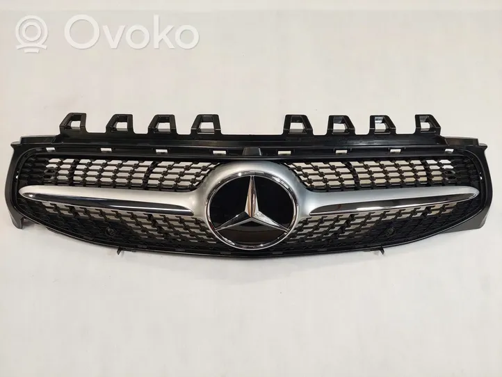 Mercedes-Benz CLA C118 X118 Grille de calandre avant A1188880000