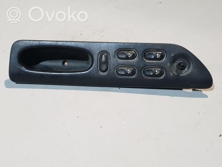 Renault Laguna I Elektrinių langų jungtukas 77016724