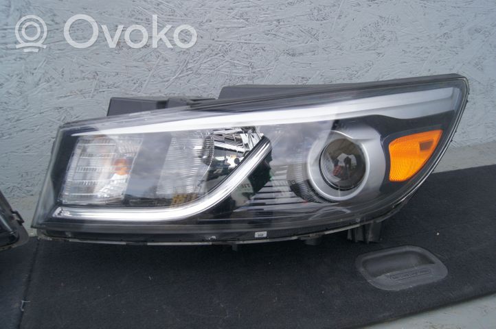 KIA Sedona Lampa przednia 