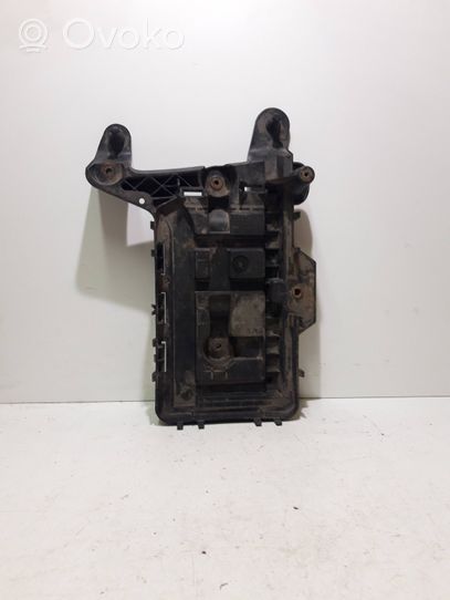 Volkswagen PASSAT B6 Vassoio scatola della batteria 1K0915333B