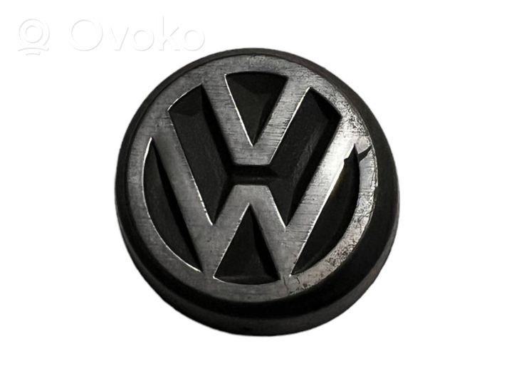 Volkswagen PASSAT B2 Emblemat / Znaczek 327853601