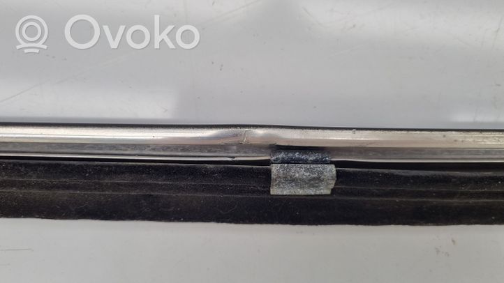 BMW 5 E28 Rivestimento modanatura del vetro della portiera anteriore 