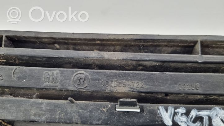 Opel Vectra B Grille calandre supérieure de pare-chocs avant 90505722