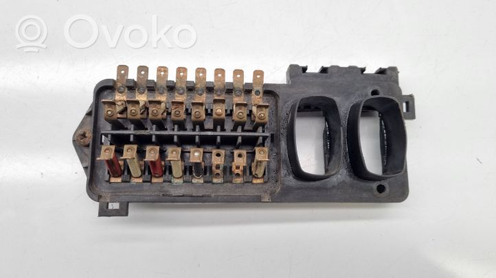 Volkswagen Polo II 86C 2F Module de fusibles 867937025A