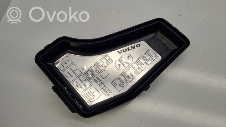 Volvo S70  V70  V70 XC Fuse box cover 9456707