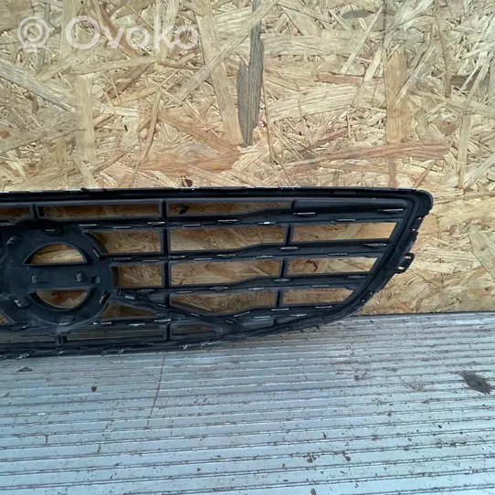 Volvo V70 Grille calandre supérieure de pare-chocs avant 31383595