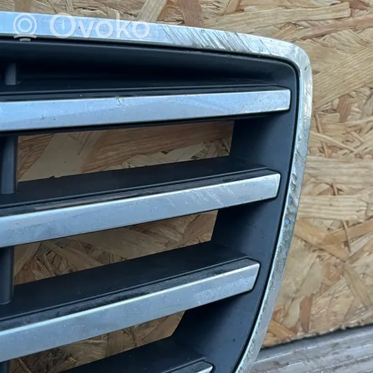 Volvo V70 Grille calandre supérieure de pare-chocs avant 31383595