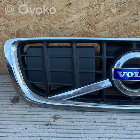 Volvo V70 Grille calandre supérieure de pare-chocs avant 31333689