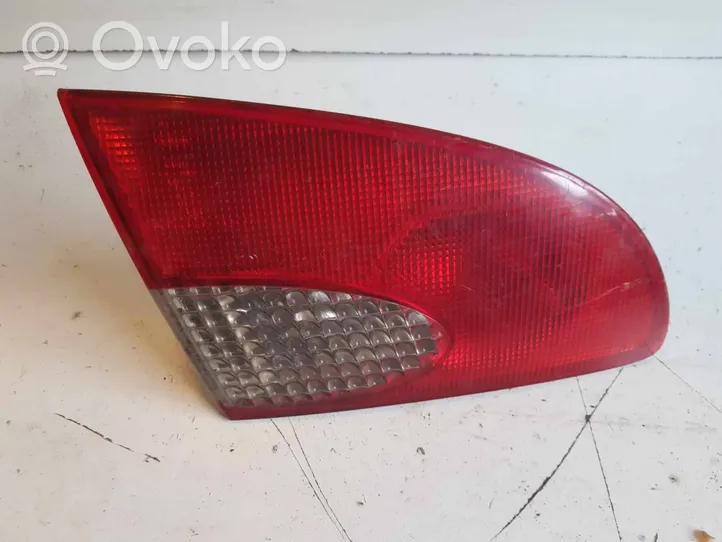 Toyota Avensis T220 Lampy tylnej klapy bagażnika 23300102