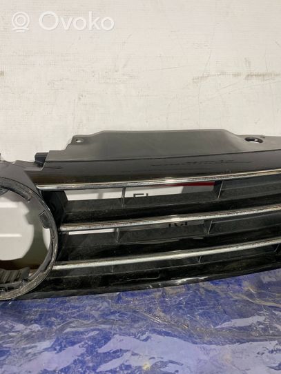 Volkswagen Jetta VI Maskownica / Grill / Atrapa górna chłodnicy 