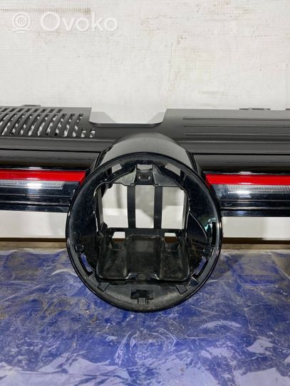 Volkswagen Golf VIII Grille calandre supérieure de pare-chocs avant 5H0853653