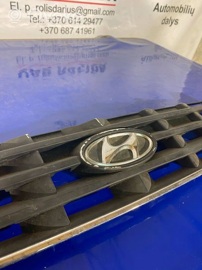 Hyundai Accent Grille calandre supérieure de pare-chocs avant 8636125620